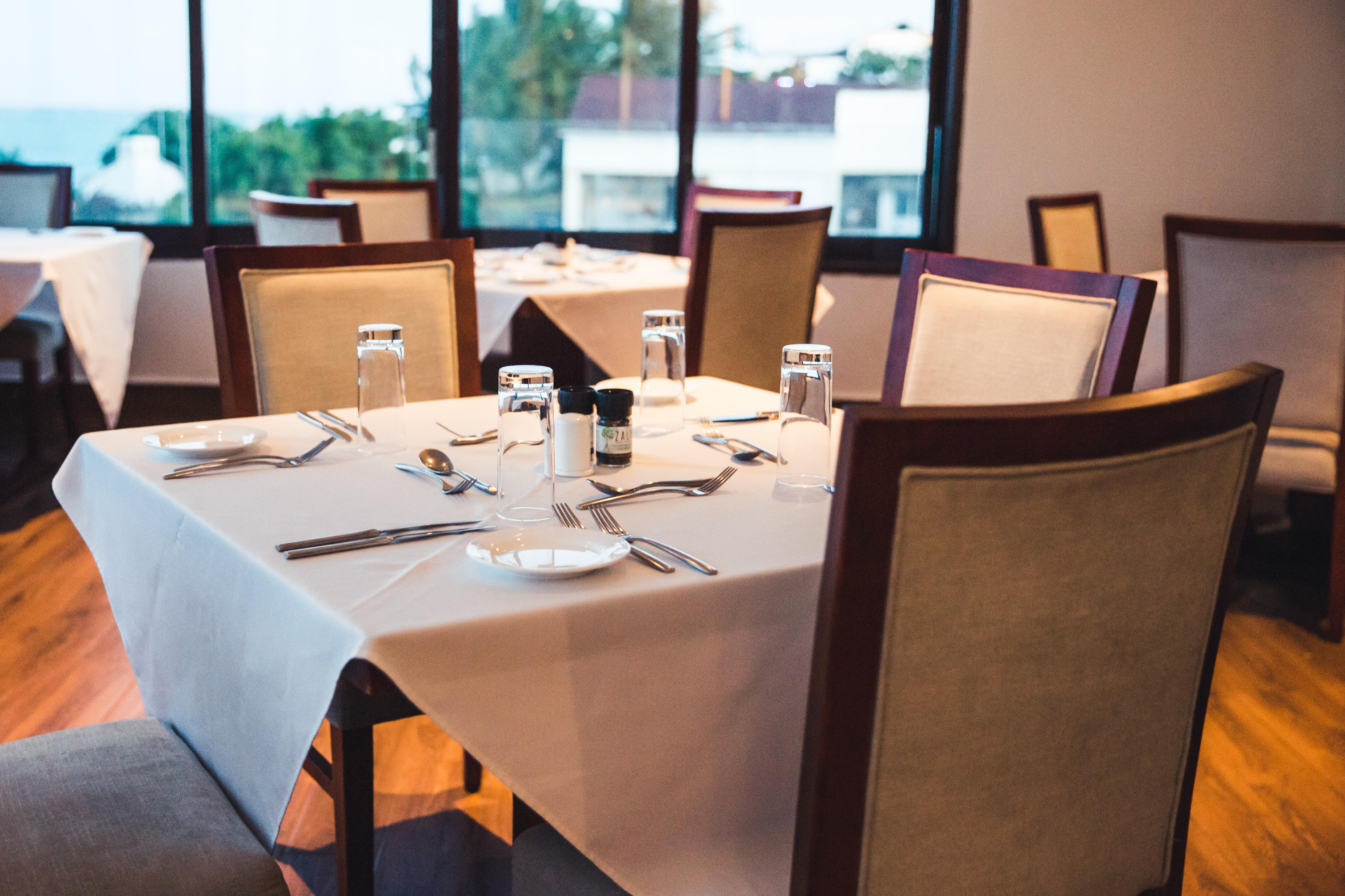 מלון Nungwi Dreams By Mantis מראה חיצוני תמונה A restaurant table with a white tablecloth